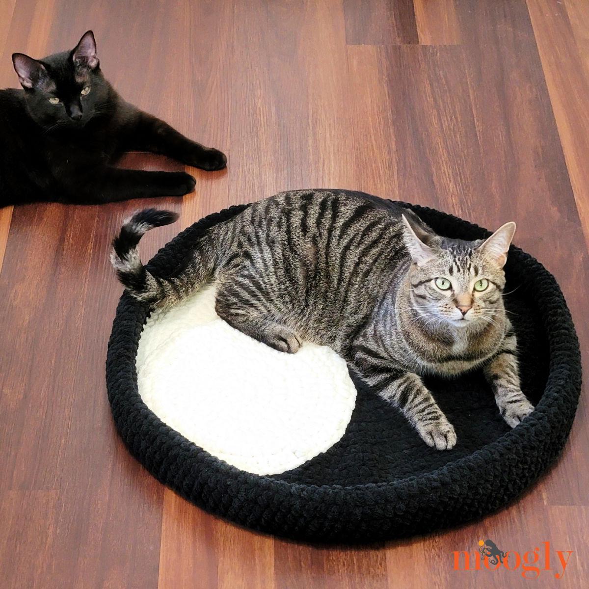 Yin-yang Cat Bed Crochet Pattern PDF - Easy Super Bulky Pet Bed