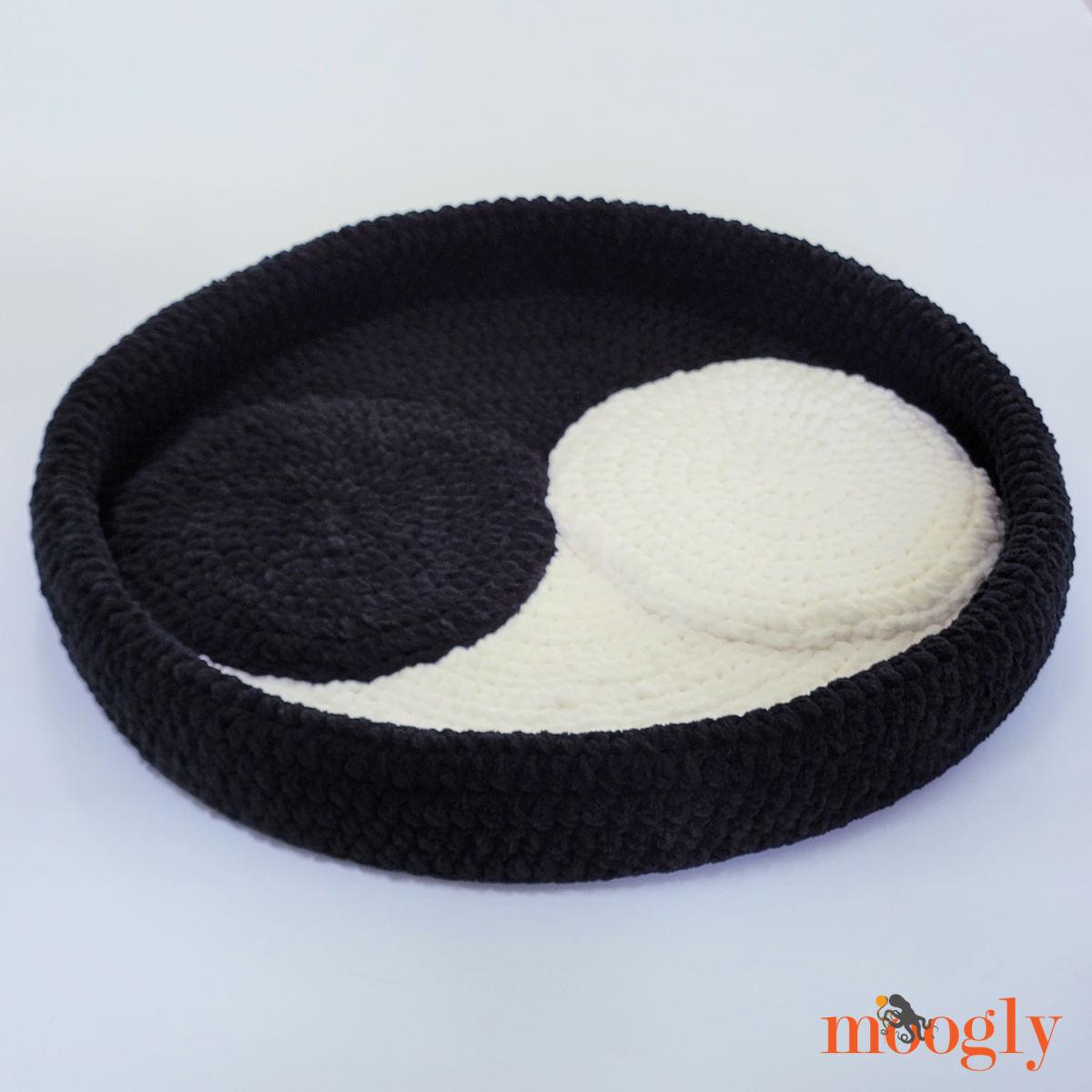 Yin-yang Cat Bed Crochet Pattern PDF - Easy Super Bulky Pet Bed